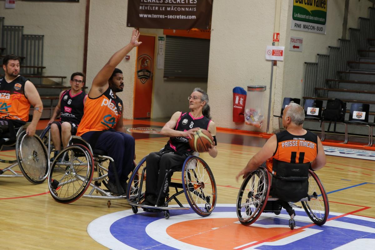 La section basket-fauteuil en tournoi à Prissé