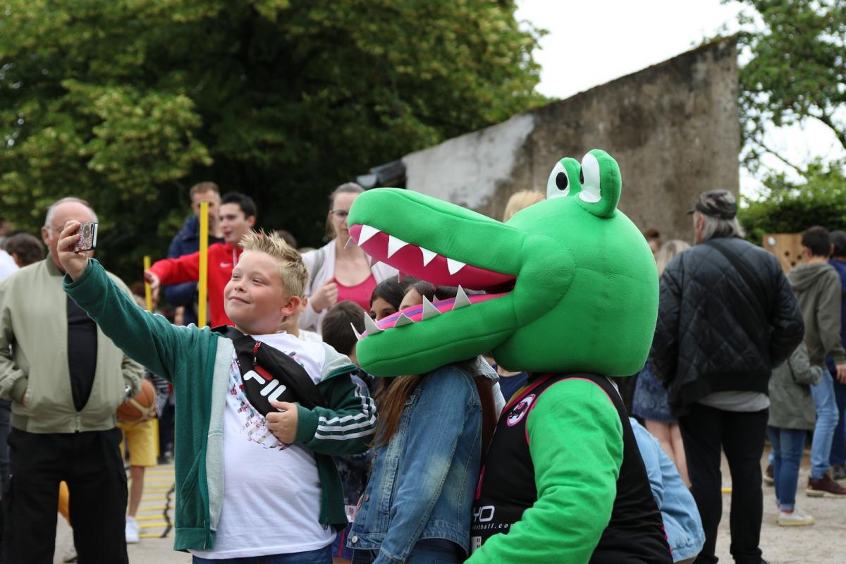 Croco a joué au recruteur pendant la fête des écoles du Breuil