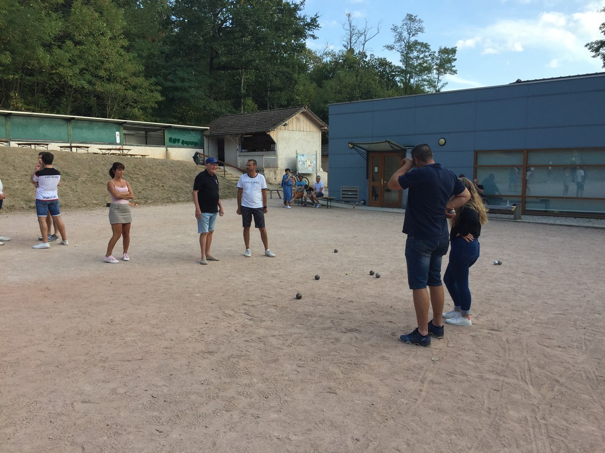 Le premier tournoi de pétanque s'est déroulé sous le soleil